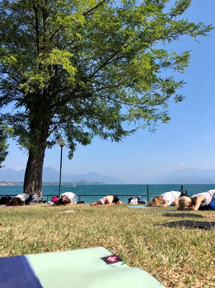 Lezione di gruppo privata di yoga all'aperto a Desenzano del Garda 1